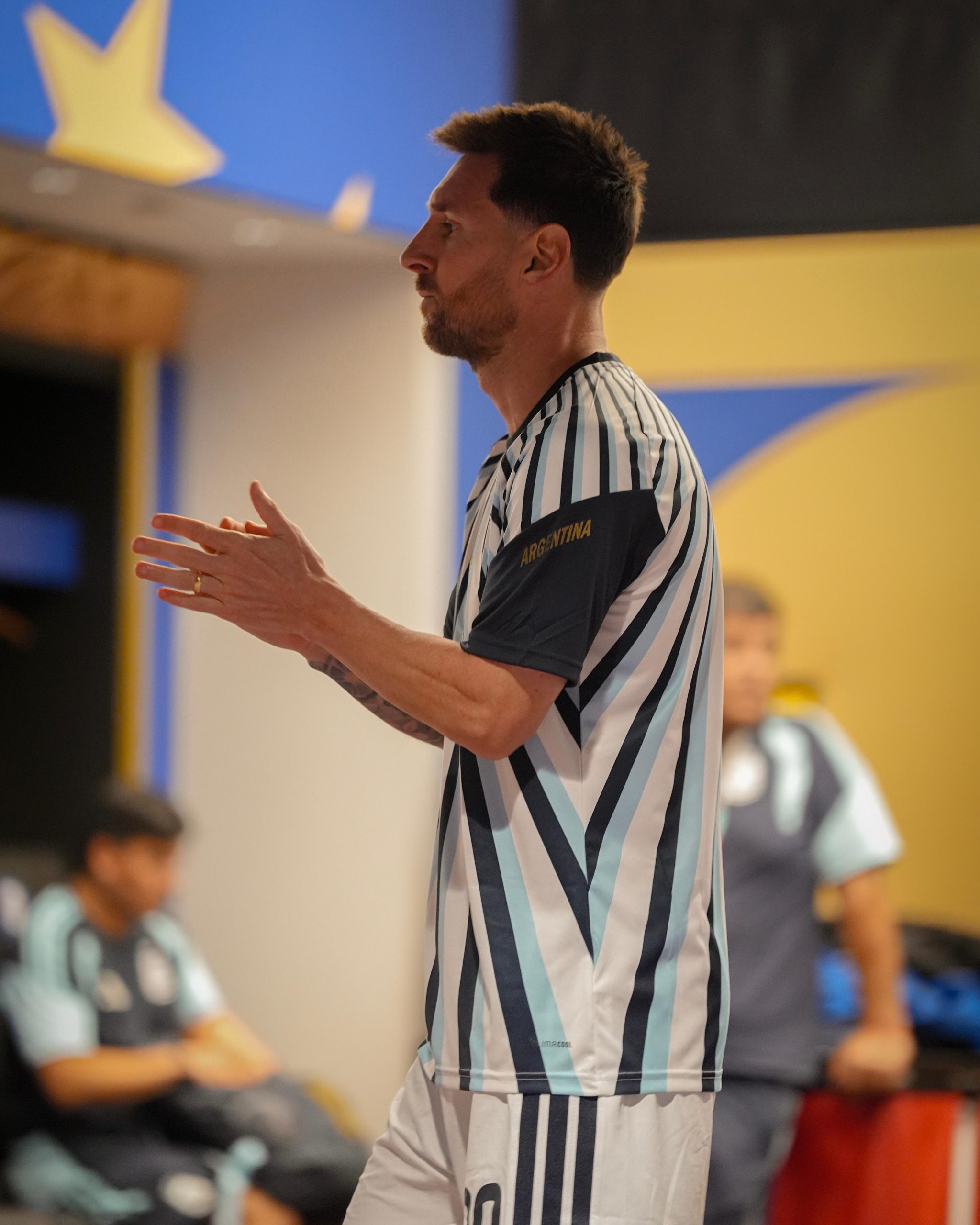 Messi clapping in Argentina training kit