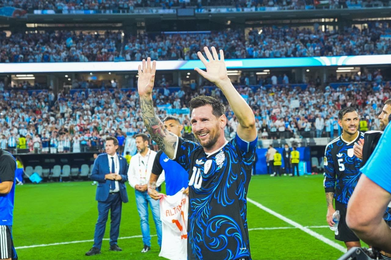 Messi waving to Argentina fans