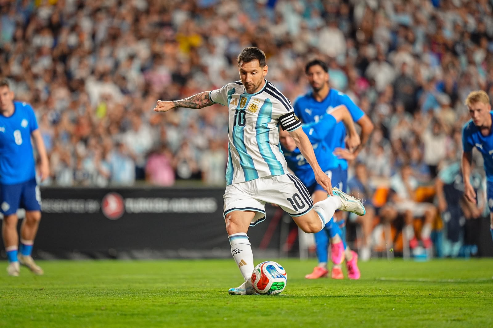 Messi dribbling for Argentina